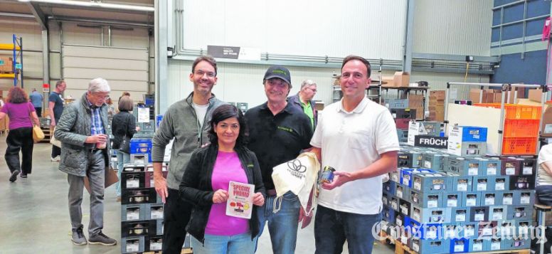 Kolja Richter, Carmiña und Stephanus van Bergerem begrüßen Bürgermeister Alexander Simon (v.l.) beim Werksverkauf. Foto: Caren Lewinsky