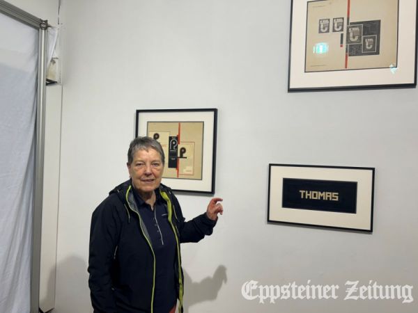 Sünke Michel vor Werbegrafiken ihres Schwiegervaters Robert Michel. Foto: Rohde-Reith