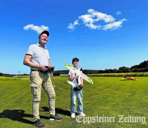 Modellfluglehrer Frank Wohlrabe und sein Schüler Leopold. Foto: privat
