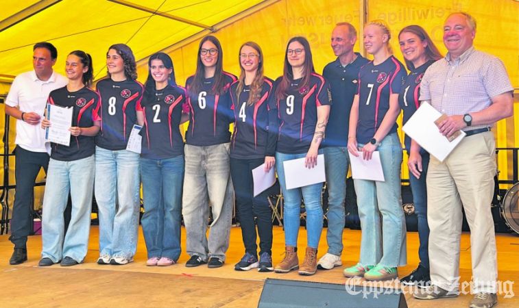 Die TuS Volleyball Damenmannschaft bei der Sportlerehrung der Stadt Eppstein.

Foto: privat
