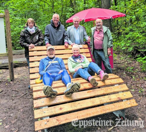 Das neue Waldsofa am Eulenpfad (stehen v.l.):&nbsp; Andrea Knebel vom Naturpark Taunus,&nbsp;

Justo von Hein, Past Pr&auml;sident Lions Club Eppstein, die Waldlehrpfad-Paten Bernd Pastowski und Peter Lange. Auf der Liege hat

Ideengeberin Elke Roth (r.) Platz genommen. &nbsp; &nbsp; &nbsp; Foto: Beate Schuchard-Palmert