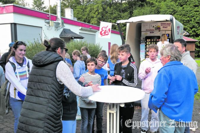 Viele Kinder drängten sich am Eisautomaten, probierten verschiedene Sorten und stellten Fragen zur Herstellung. Foto: Beate Schuchard-Palmert