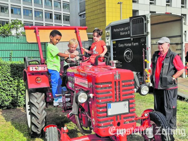 Der Traktor von Knut Feix (r.) war eine der Attraktionen beim Sommerfest. 

Foto: Hilfe f&uuml;r krebskranke Kinder Frankfurt e.V.