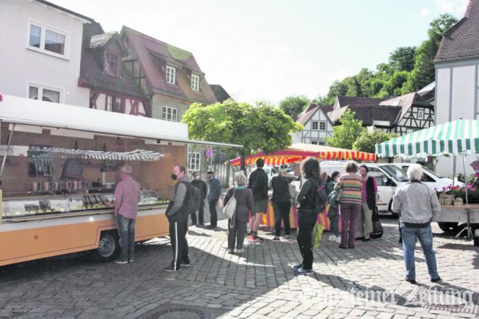 Jeden Freitagnachmittag ist Wochenmarkt auf dem Gottfriedplatz in der Altstadt. Foto: Julia Palmert