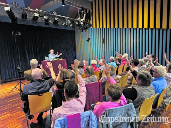 Bereitwillig winkt das Publikum Anne Gesthuysen fürs Handy-Foto zu. Fotos (2): Sabrina Reulecke