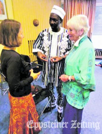 Katharina Strein (li.) und Claudia Papenhausen fuhren nach Berlin und sprachen am Tag der Freundschaft in der Botschaft von Burkina Faso mit Botschafter Toro Justin Ouoro.Foto: privat