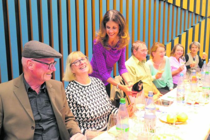 Eva Waitzendorfer-Braun, designierte Vorsitzende der Eppsteiner Bürgerstiftung, schenkte bei der Weinprobe aus.Foto: bpa