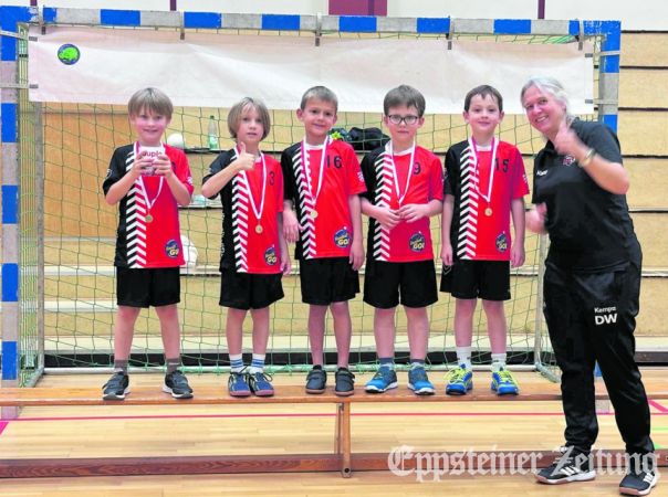 Die stolzen Fünf von der Bremthaler F-Jugend mit ihrer Aushilfstrainerin Daoreen Weber.Foto: privat
