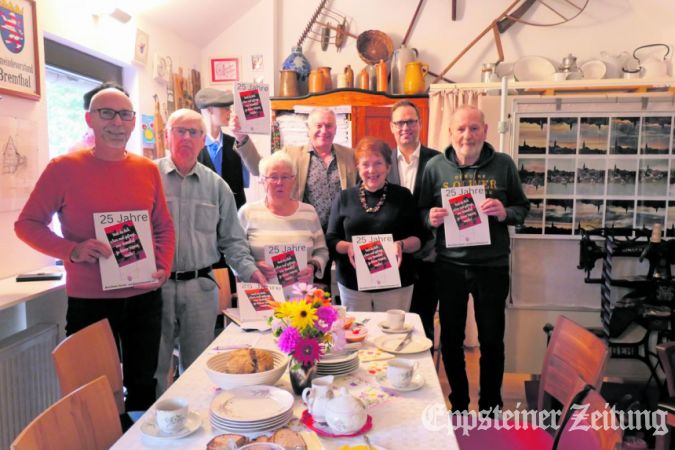Vorstand und Schirmherr (v.li.): Andreas Friedrich, Helmut Kleindienst, Elvira Driessler, Bernd Pastowski, Brigitte Sauer, Stephan Kietzmann und Lothar Herrmann mit der Vereins-Chronik.Foto: Beate Schuchard-Palmert