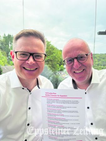 Klaus-Christoph Stöckel und Elmar Döhler (v.l.) stellen den „10-Punkte-Plan Solide Finanzen für Eppstein“ vor. Foto: SPD Eppstein