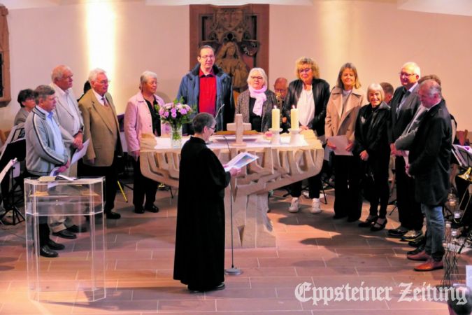 Die Jubelkonfirmanden versammelten sich mit Pfarrerin Heike Schuffenhauer um den Altar der Talkirche. Foto: privat