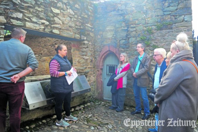 Maria Antonia Speck vor dem Fenster mit Blick in die Ausgrabungen im Kelterhaus. Foto: Helga Mischker