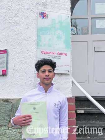 Anas Derke mit seiner wichtigen Urkunde.Foto: Julia Palmert