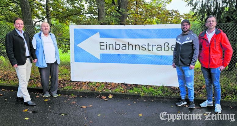 Nicht zu übersehen: Bürgermeister Alexander Simon, der Vorsitzende der TuS Niederjosbach Heinz Brückner, der Leiter der Fußballabteilung Manuel Mühl und Ortsvorsteher Dr. Christoph Striedter vor einem neuen Banner.  Foto: Stadt Eppstein