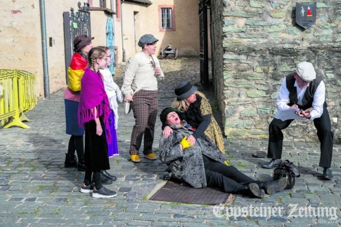 Spielszene mit den Burgschauspielern beim Herbstspaziergang 2024. Foto: Jens Bergold