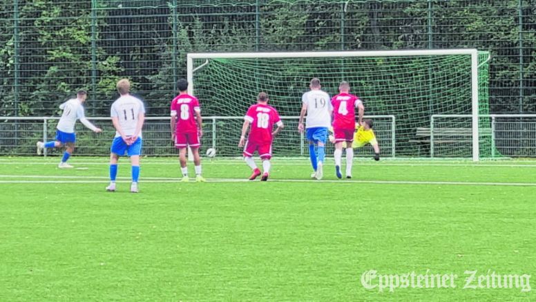 Der Elfmetertreffer zum zwischenzeitlichen 1:1 durch Lukas Kleber. Bremthal in Weiß, links der Elfmeterschütze Lukas Kleber (Nr.20), Alexander Benz (11) und Marvin Schmidt Hartlieb (19).Foto: privat