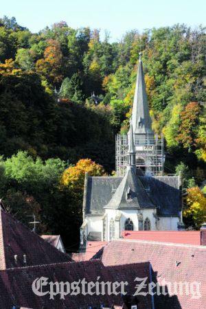 Bis Anfang November soll das Gerüst am Kirchturm abgebaut werden.
            Foto: Beate Schuchard-Palmert