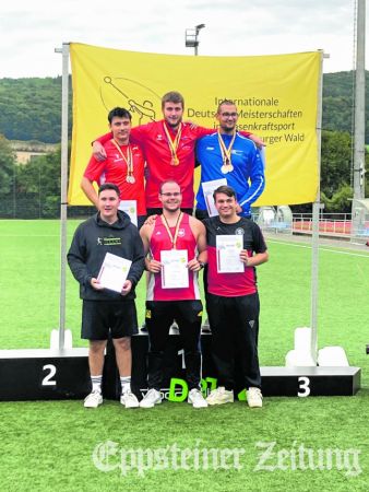 Deutsche Nachwuchs-Meisterschaften im Rasenkraftsport – hinten in der Mitte der zweifache Deutsche Meister tim Steinfurth.
            Foto: Ralf Steinfurth