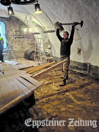Da hilft nur rohe Gewalt: Benjamin Peschke zertrümmert den alten Fußboden.Foto: privat
