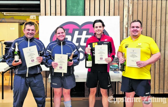 Die vier Endrundenteilnehmer (v.l.): Markus Beilborn (3. Platz, TSV Vockenhausen), Sabine Vertesy (3., TSV Vockenhausen), Alan Hadzikaric (1., Bremthaler TTV), Jan Rudolph (2., TSG Ehlhalten).Foto: privat