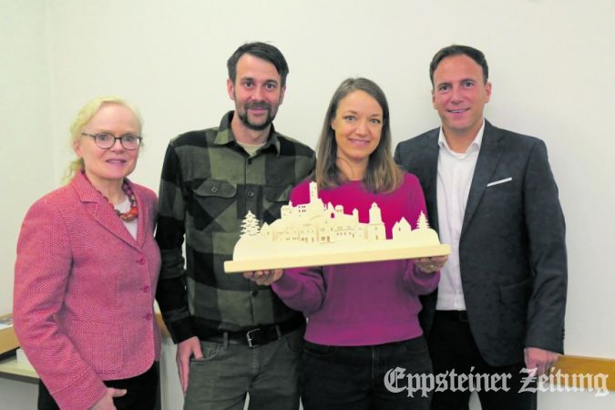SWE-Gschäftsführerin Sibylle Yaakov, Pascal und Daniela Kulscár und Bürgermeister Alexander Simon (v.l.) präsentieren den Lichterbogen.Foto: Beate Schuchard-Palmert