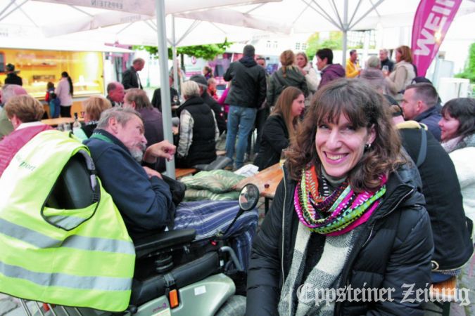 Marktmeisterin Caren Lewinsky. Mitten im Gewühl fühlt sie sich wohl.Foto: Julia Palmert