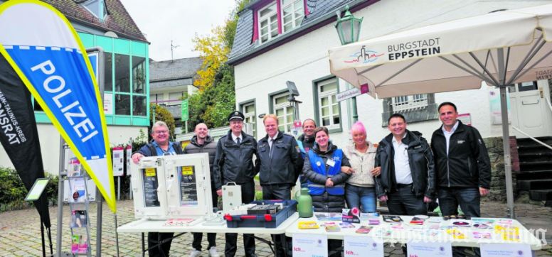 Die Mitarbeiterinnen und Mitarbeiter des Präventionsrates und der Polizei beantworten auf dem Eppsteiner Wochenmarkt Fragen zum Thema Sicherheit.Foto: Stadt Eppstein