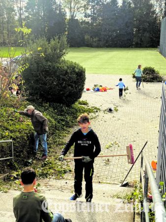 Große und kleine Helfer wuselten beim Herbstputz auf dem Bremthaler Sportplatz.
            Foto: privat