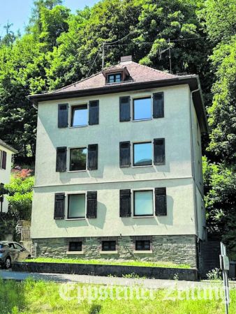 Ansicht des Wohnhauses in der Langenhainer Straße. Informationen zu Besichtigung und Exposé können per E-Mail bei stefanie.muench@eppstein.de angefordert werden.Foto: Stadt Eppstein