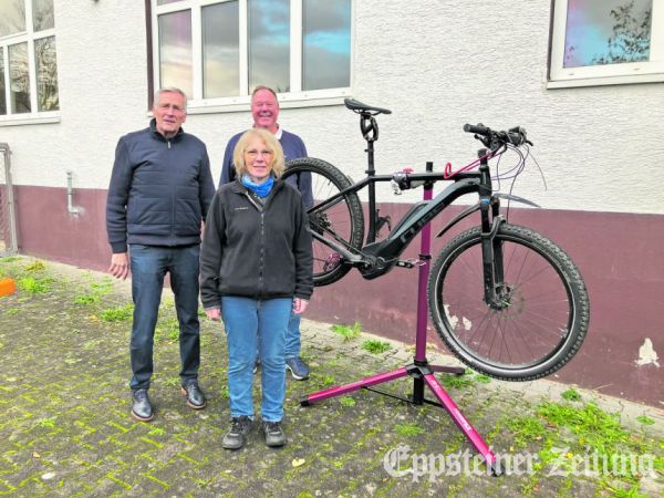 Christoph Pellengahr und Jürgen Ahl (v.l.) freuen sich mit Nicole Köhler (vorne) über den stabilen Montageständer für Fahrräder.Foto: privat