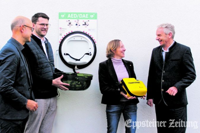 Frank Stieler (Kreisvorsitzender des DRK KV Main-Taunus), Eric Meister und Sabine Mushake (Kreisgeschäftsführung DRK KV Main-Taunus) mit Landrat Michael Cyriax (v.li.) bei der Einweihung des neuen 24/7-AED Foto: DRK Main-Taunus