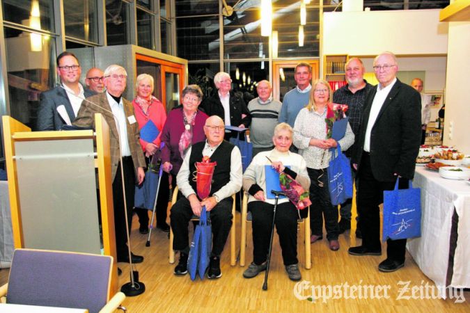 Helmut Kleindienst (vorne links) bedankte sich bei den Mitgliedern, die dem Verein seit 25 Jahren treu sind.Foto: Beate Schuchard-Palmert