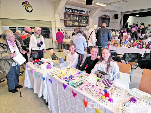 Alina, Helena und Laura verkaufen originelle Häkelarbeiten.Foto: Ute Mauer