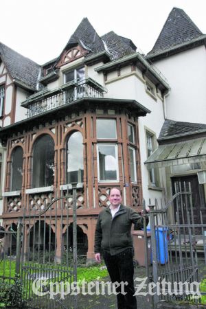 Jens Schmitt am Tor seiner eindrucksvollen Villa aus der Gründerzeit.Foto: bpa