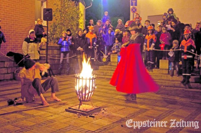 St. Martins-Spiel auf dem Bremthaler Dorfplatz. Archiv-Foto: EZ