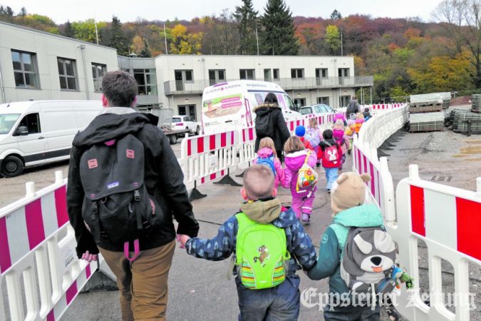 Zu Fuß marschierten die Kinder mit Begleitung von der Container-Kita im Eppenhainer Weg zum neuen Domizil an der Embsmühle.Foto: Beate Schuchard-Palmert