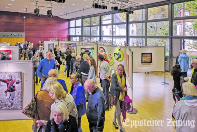 Die Vernissage zum Künstlerwettbewerb zog viele Besucher ins Bürgerhaus in Alt-Eppstein. Foto: Walter Adler/adler-photoart.de