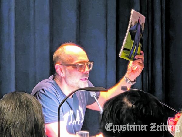 Volker Klüpfel brachte nicht nur seinen neuen Krimi mit, er zeigte auch Bilder von skurrilen Camping-Utensilien.Foto: uki