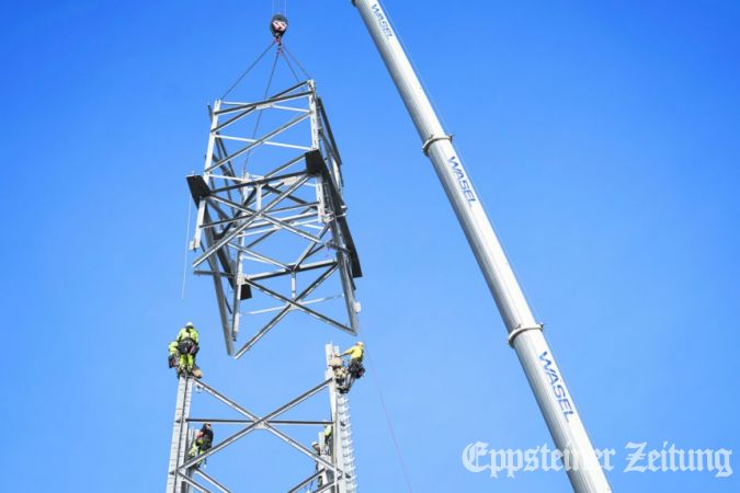 Montage einer Masterhöhung für eine Gleichstromtrasse.
Foto: www.amprion.net