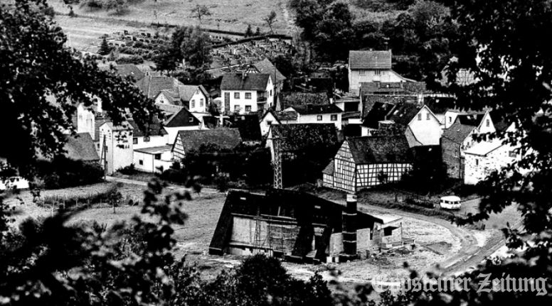 Die Dattenbachhalle wird gebaut – Blick vom Wohngebiet Feldbergstraße 1973/74 Richtung Friedhof.Foto: Stadt Eppstein