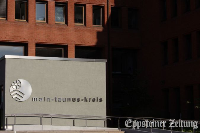 Das Landratsamt im Hofheim bei Nacht.Foto: MTK-Pressestelle