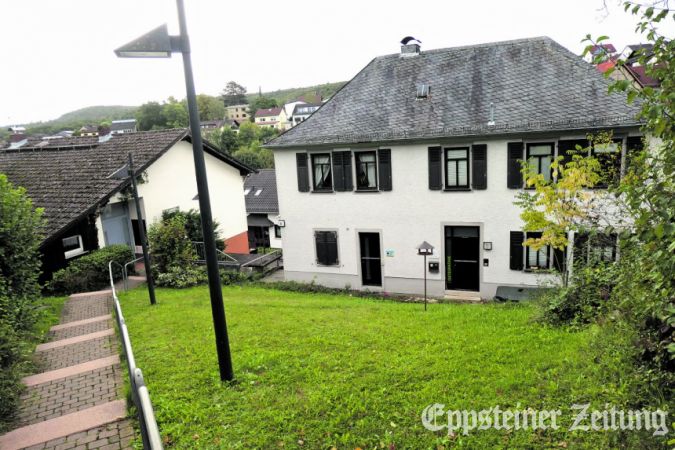 Von Bremthals Gemeindesaal (li) und Pfarrhaus (re.) auf einem Grundstück unterhalb der Kirche St. Margareta will die Pfarrei sich möglichst bald trennen.Foto: Beate Schuchard-Palmert