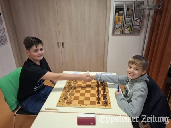 Rechts der Eppsteiner Julian Stempel, der gegen seinen Hofheimer Gegner Felix Meyer spielt.Foto: privat