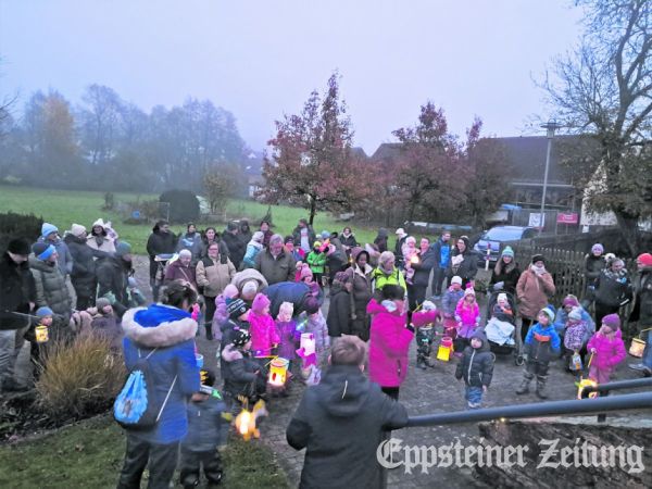 Die Martinslegende erzählte Martina Smolorz in Ehlhalten als Mitmach-Geschichte. Die Kinder stellten die Szenen pantomimisch dar.Foto: privat