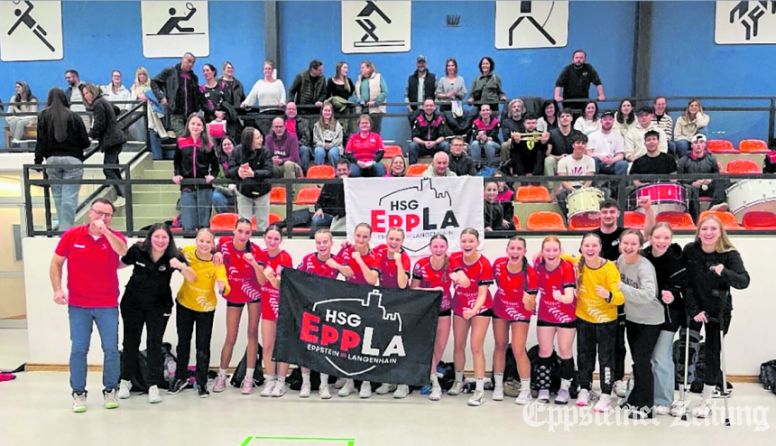 Spielerinnen und Trainer der B-Jugend der HSG EppLa feiern ihren Sieg. Foto: privat