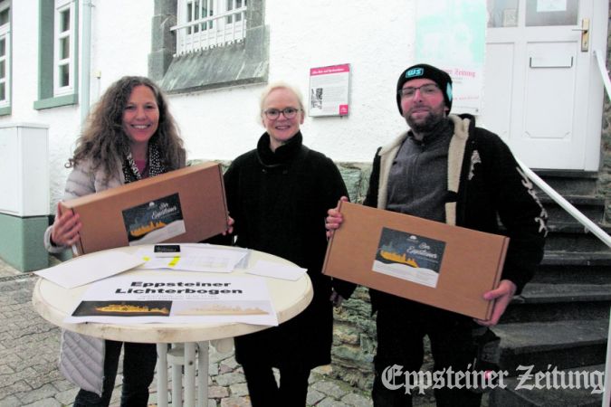 Sibylle Yaakov (Mitte) hatte am Freitag viel zu tun. Auch Julia Palmert und Moritz Mutke kauften einen Lichterbogen.Foto: bpa
