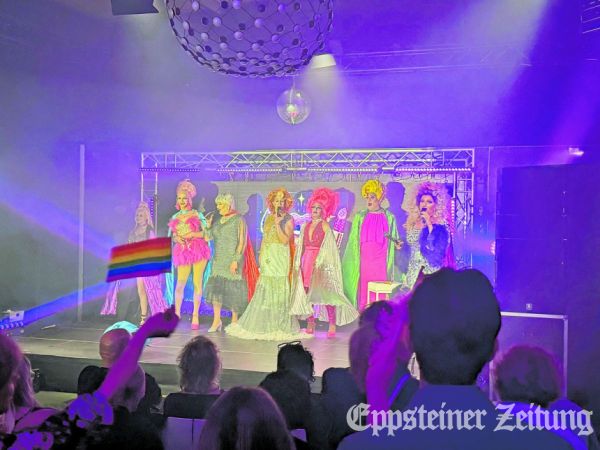 Beim großen Finale der Show winkten die Gäste mit Fähnchen, rechts auf der Bühne Moderatorin Chou Chou La Belle alias Markus Meiners.Foto: Sabrina Reulecke