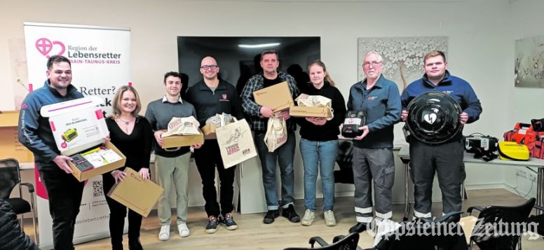 DRK-Vorsitzender Stephan Racky (2. v.r.) und Daniel Elschenbroich (l.) präsentieren mit ehrenamtlichen Lebensrettern die „Bausteine“ für das Netzwerk.Foto: Caren Lewinsky