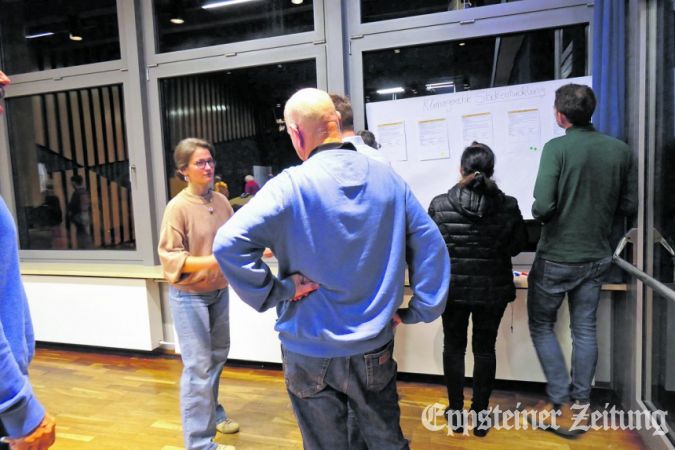 Julia Schomburg (l.) diskutiert angeregt mit Teilnehmern der Bürgerversammlung.Foto: Beate Schuchard-Palmert