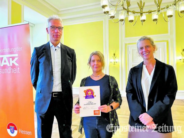 3. Platz Vorreiterregion „Sepsis Main-Taunus-Kreis” v.l. Prof. Dr. med. Michael Booke und Marion Pfeiffer (Projekt Sepsis Main-Taunus-Kreis), Britta Dalhoff, Leiterin der DAK-Landesvertretung Hessen Foto: DAK-Gesundheit